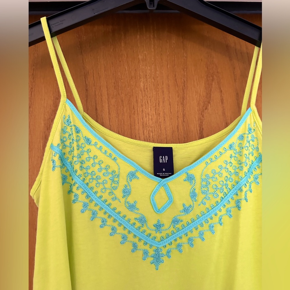 GAP Green tank top with light blue designs